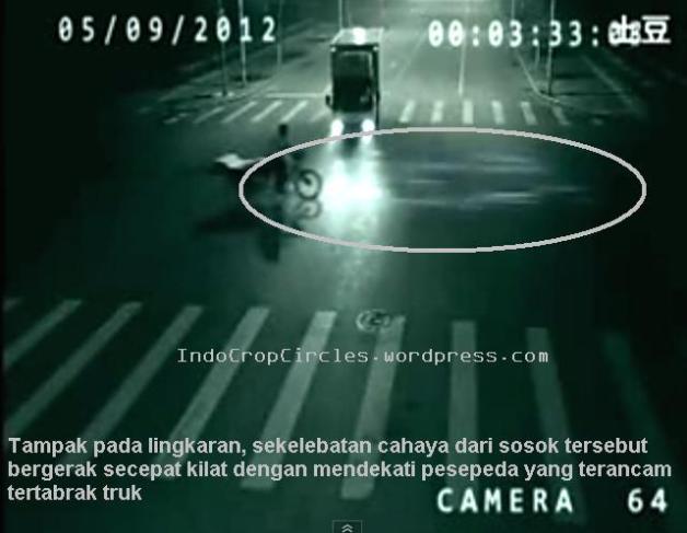 Frame 1 - Persimpangan jalan di Cina, 5 September 2012 - Tampak pada kamera CCTV, seorang pengendara sepeda akan ditabrak sebuah truk yang melaju kencang tiba-tiba tampak pula sekelebatan cahaya secepat kilat mendekati pesepeda.