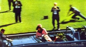Presiden AS, John F Kennedy ditembak saat bersama istrinya di mobil kap terbuka