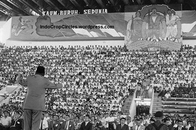 Sukarno addressing a PKI rally.