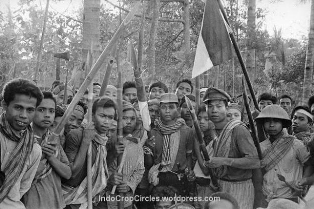 Youth armed to the teeth ready to kill communists at Mount Merapi area, November 1965