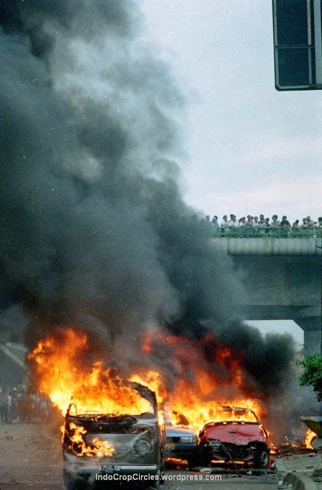Mobil yang terbakar pada kerusuhan, Jakarta, 14 Mei 1998 di Matraman, Jakarta (TEMPO/Rully Kesuma)