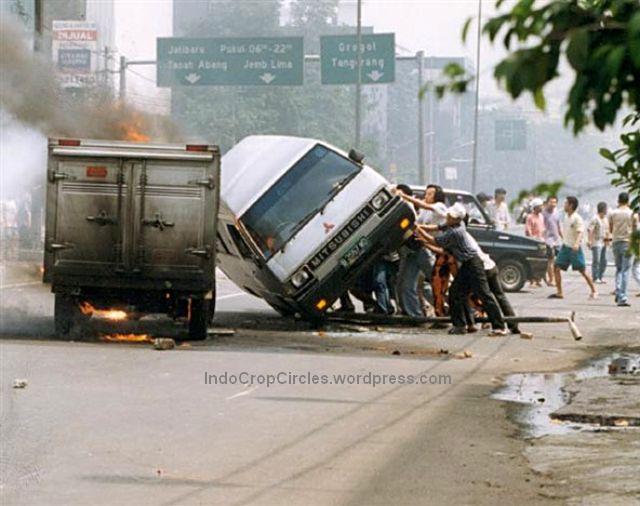 Massa membalik dan membakar mobil pada kerusuhan tanggal 14 Mei 1998 di jalan Hasyim Ashari, Jakarta. (DR/Bodhi Chandra)