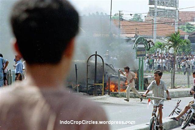Kerusuhan 13-14 Mei 1998 di daerah Manggarai, Jakarta. (TEMPO/ Rully Kesuma)
