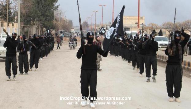 Militan ISIS berparade di kota Tel Abyad, Suriah. (REUTERS/Yaser Al-Khodor )