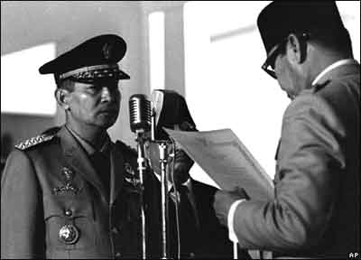 Soeharto dilantik menjadi presiden setelah mengeluarkan supersemar ke presiden Sukarno