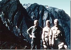 Forbes Wilson kanan bersama anggota geologist Freeport di Erstberg 1967