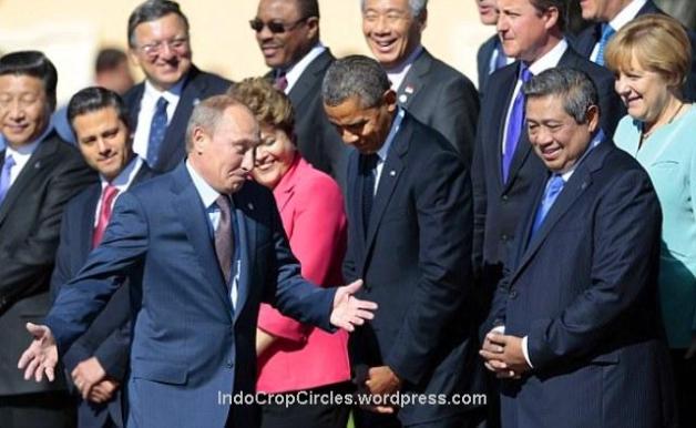 Presiden AS Barack Obama menundukkan kepala saat Presiden Vladimir Putin berjalan di depannya, Aksi perang dingin itu disaksikan Presiden Susilo Bambang Yudhoyono. (AFP)