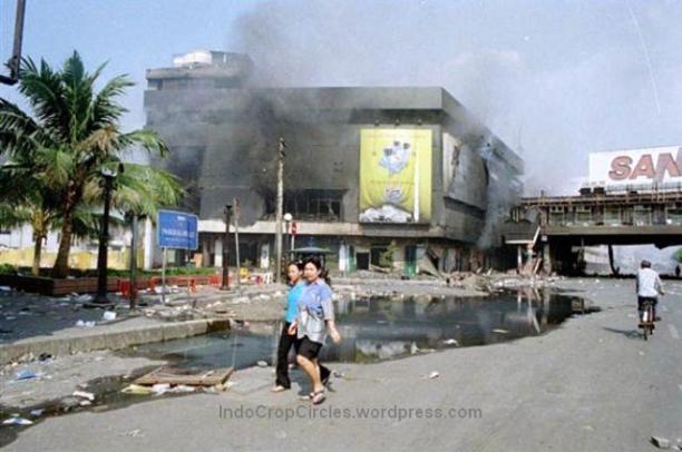 Kerusuhan 13-14 Mei 1998 di daerah Glodok, Jakarta. (TEMPO/ Rully Kesuma)