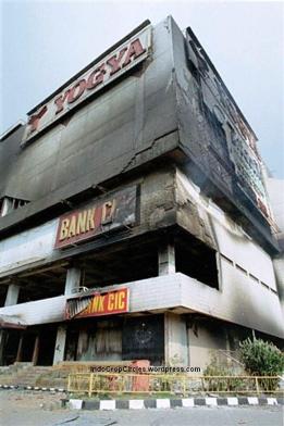 Toserba Yogya Klender setelah terbakar pada kerusuhan Mei, Jakarta, 14 Mei 1998. (DR/ Rully Kesuma)
