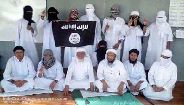 Foto yang beredar di media sosial, disebut-sebut sebagai acara baiat Abu Bakar Ba'asyir untuk mendukung ISIS di Lapas Nusakambangan. Dirjen Lembaga Pemasyarakatan sedang melakukan pengecekan dari mana asal-usul foto ini dan akan melakukan sidang tim pengamat Lapas untuk mengevaluasi kenapa ada kamera bisa masuk ke lapas Nusakambangan. Istimewa