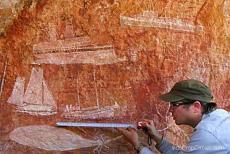 Tampak perahu Phinisi asal Sulawesi yang khas pada lukisan Aborigin (aboriginal art) suku Aborigin Marege pada dinding sebuah goa sekitar tahun 1400-1700-an.